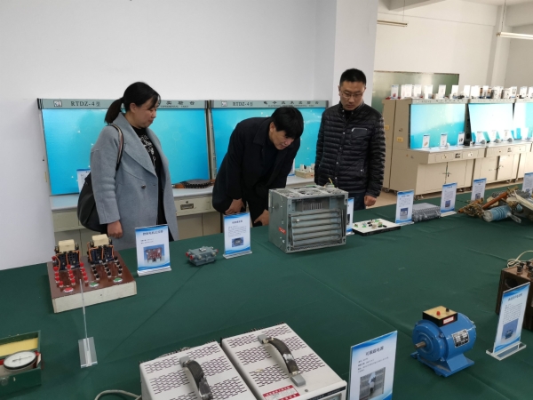 参观实验室.jpg